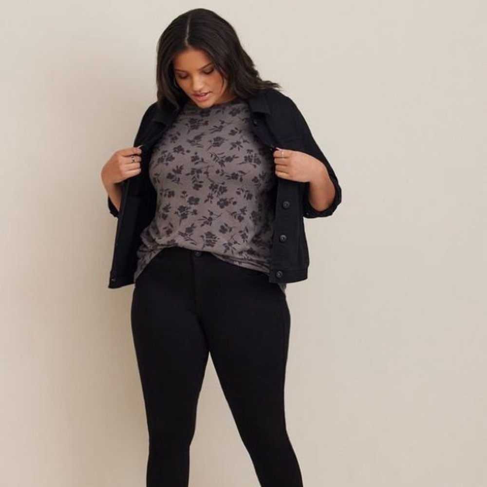 👚 Torrid Classic Fit Signature Jersey Crew Neck Ruffle Shoulder Tee